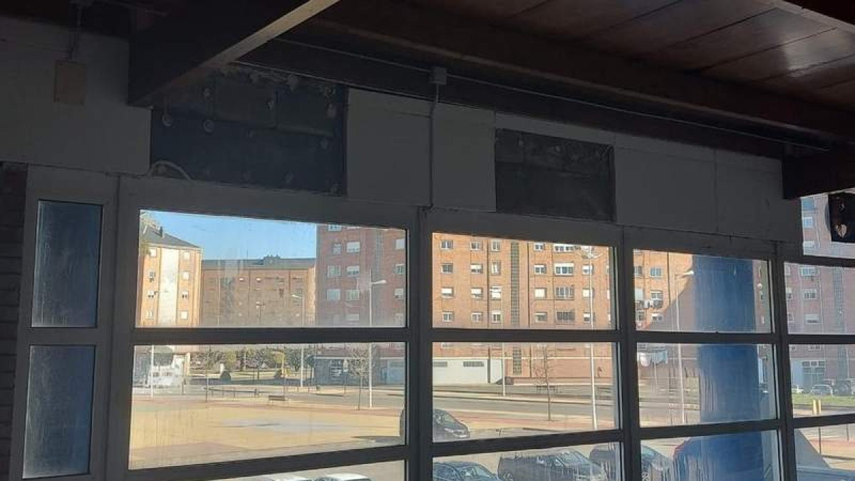 Interior de la piscina climatizada con desconchones en una de las paredes de la instalación. DL