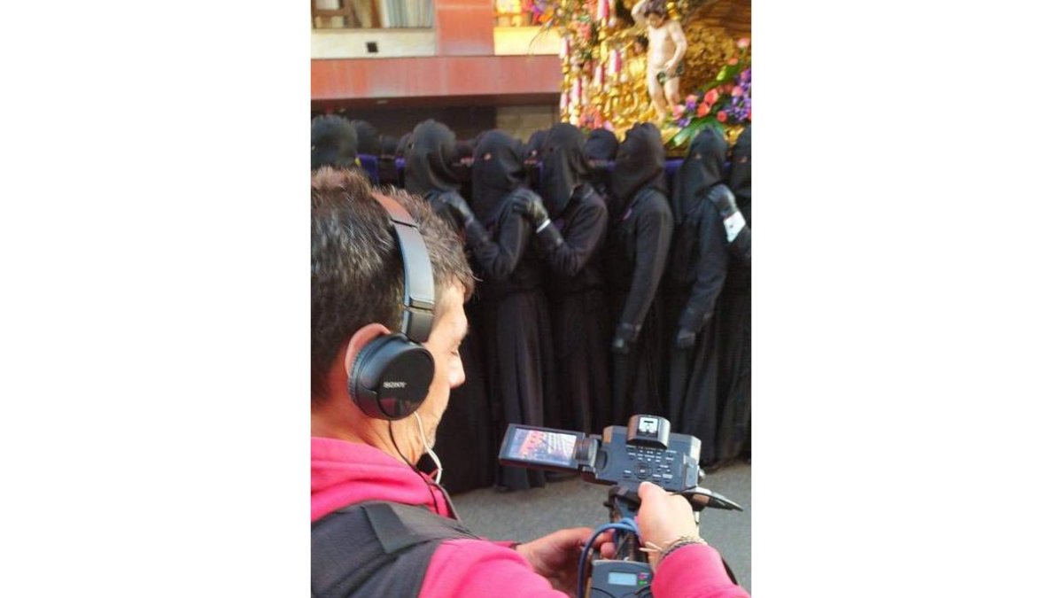Un operador de cámara de La 8 León, durante una retransmisión. DL
