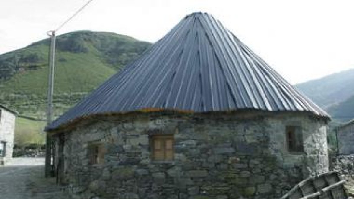 Una de las pallozas de la zona de La Somoza techada con aluminio en lugar de con paja.