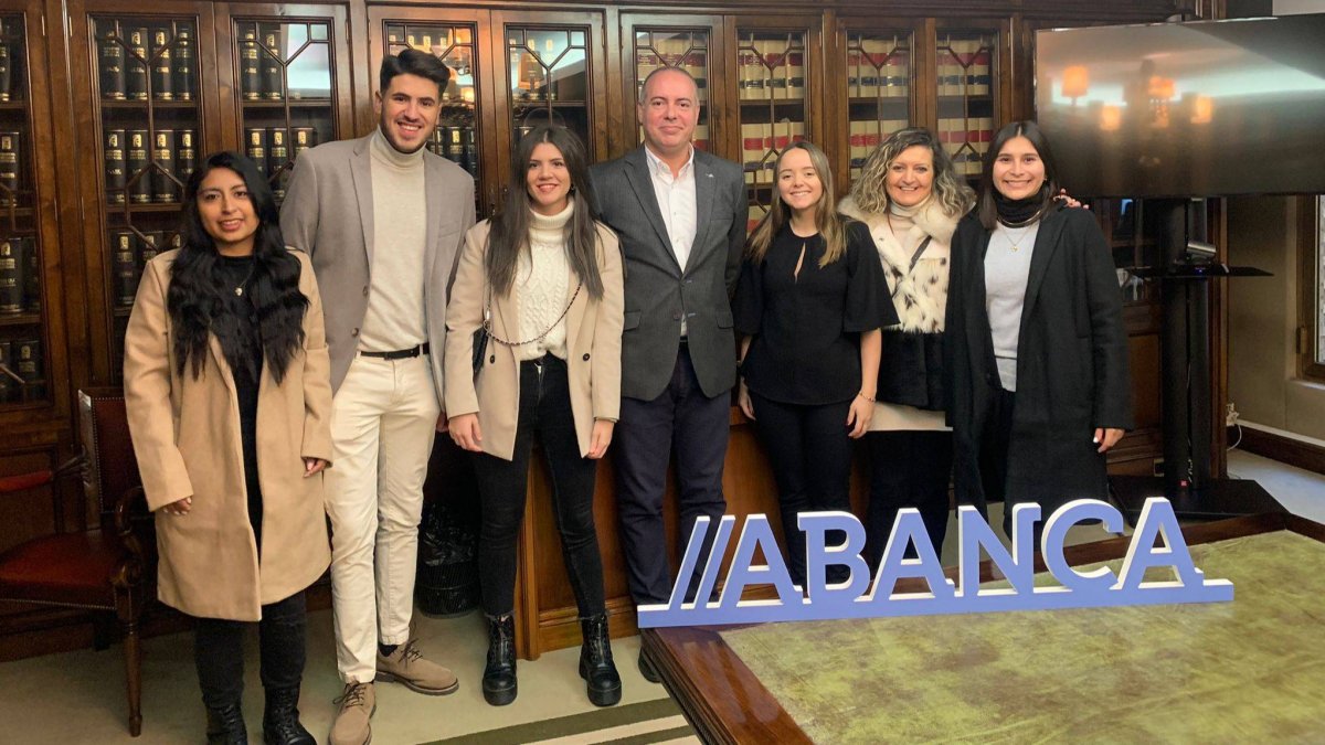 Los becarios Abanca con Marcos Lamas, director territorial de la entidad financiera, y Carmen González Velasco, coordinadora del Mucaf. DL