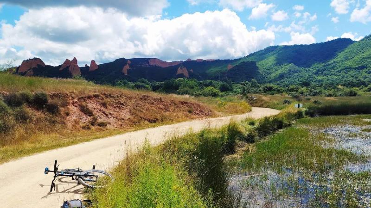 Vista de uno de los caminos del Lago de Carucedo. DL