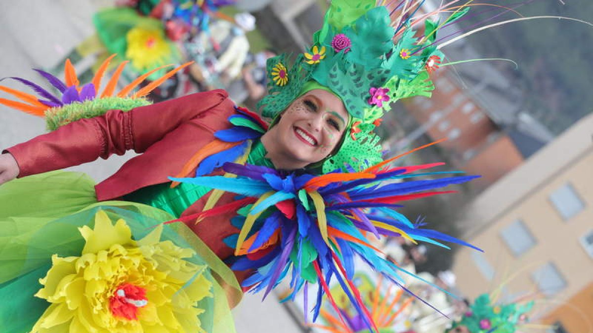 El desfile partirá a las 16.00 horas de detrás de la plaza Eloy Terrón. Ahí están niños, adultos, los que van por libre y los grupos. ANA F. BARREDO