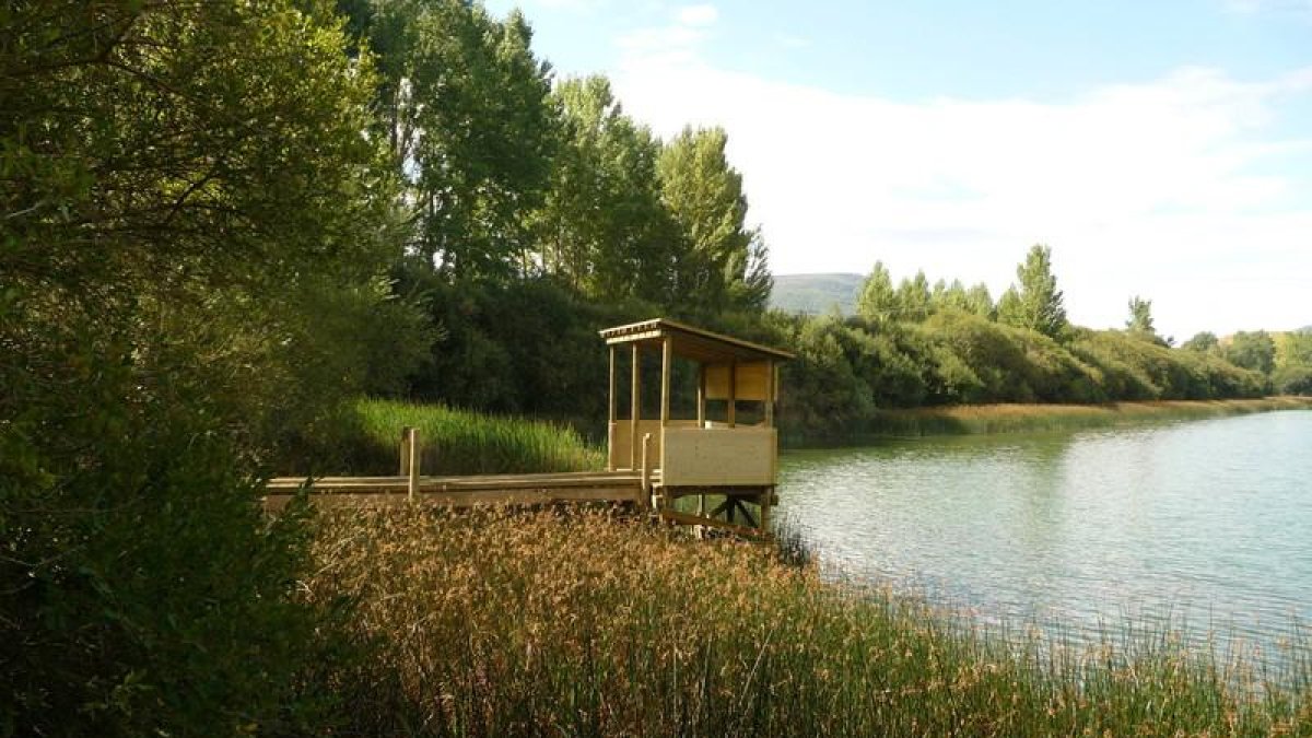 Descubriendo el Lago de Carucedo: Zonas de baño, rutas y leyendas. Foto de archivo