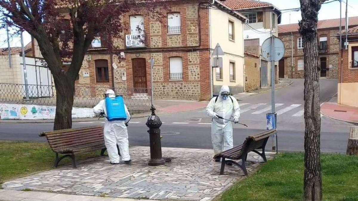 El equipo de desinfección de San Andrés del Rabanedo, ayer