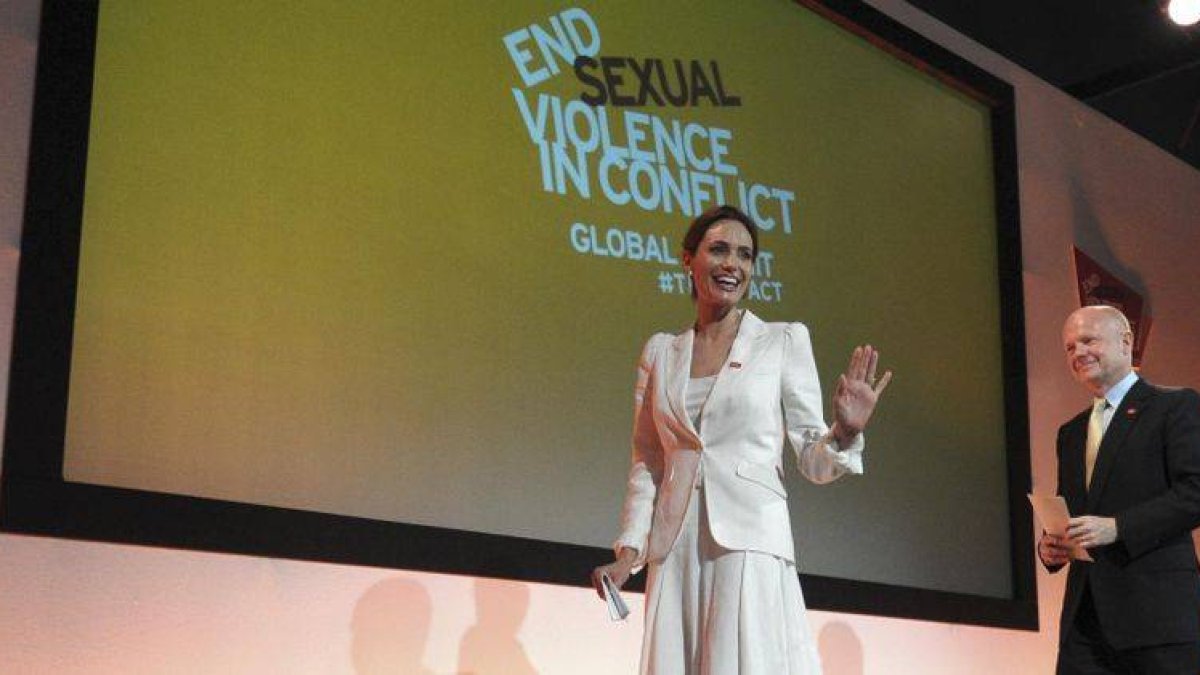 Angelina Jolie y William Hague, anfitriones de la cumbre, ayer.