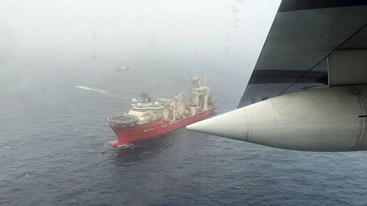 Un barco costero busca al submarino. US COAST GUARD HANDOUT