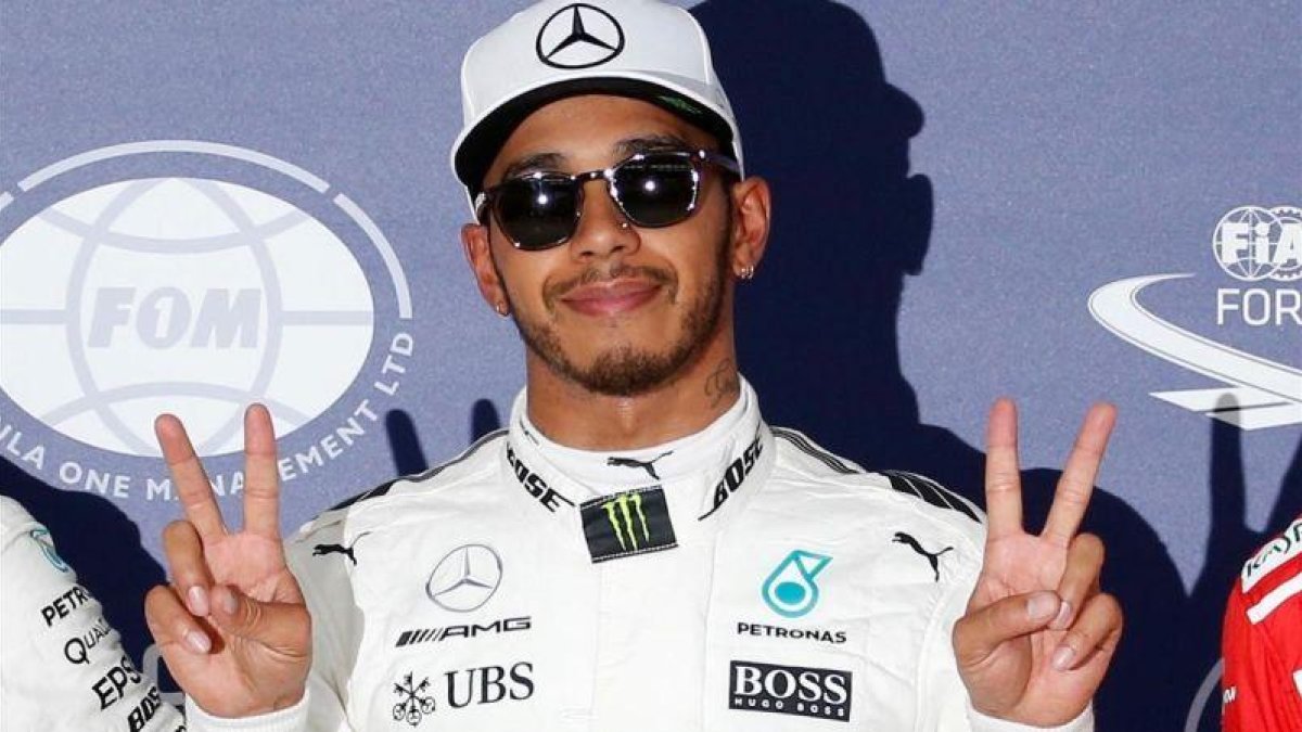 Lewis Hamilton celebra la pole en Suzuka.