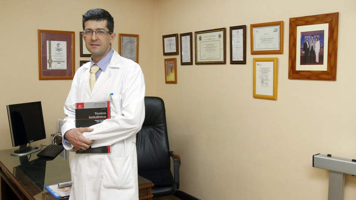 El doctor Óscar Díez Luna en su despacho de la clínica, ubicada en República Argentina.