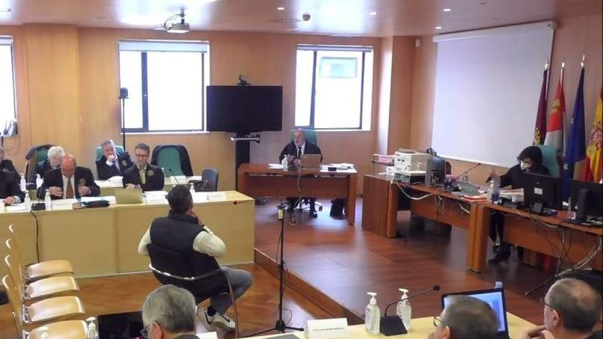 Dos delegados sindicales prestaron declaración ayer ante el Juzgado de lo Penal 2 de León. DL