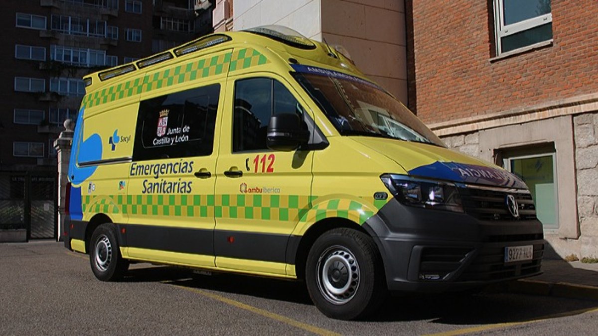 Fotografía de archivo de una ambulancia de soporte vital básico de Sacyl. DL