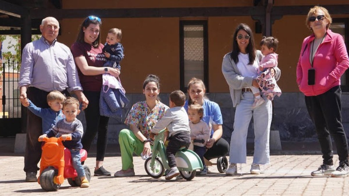 Los niños y niñas que asisten a la guardería participan en actividades relacionadas con el entorno rural al que pertenecen y a la vez la guardería incorpora la digitalización con la tecnología que permite a la profesora está en contacto con las familias durante la jornada. J. NOTARIO