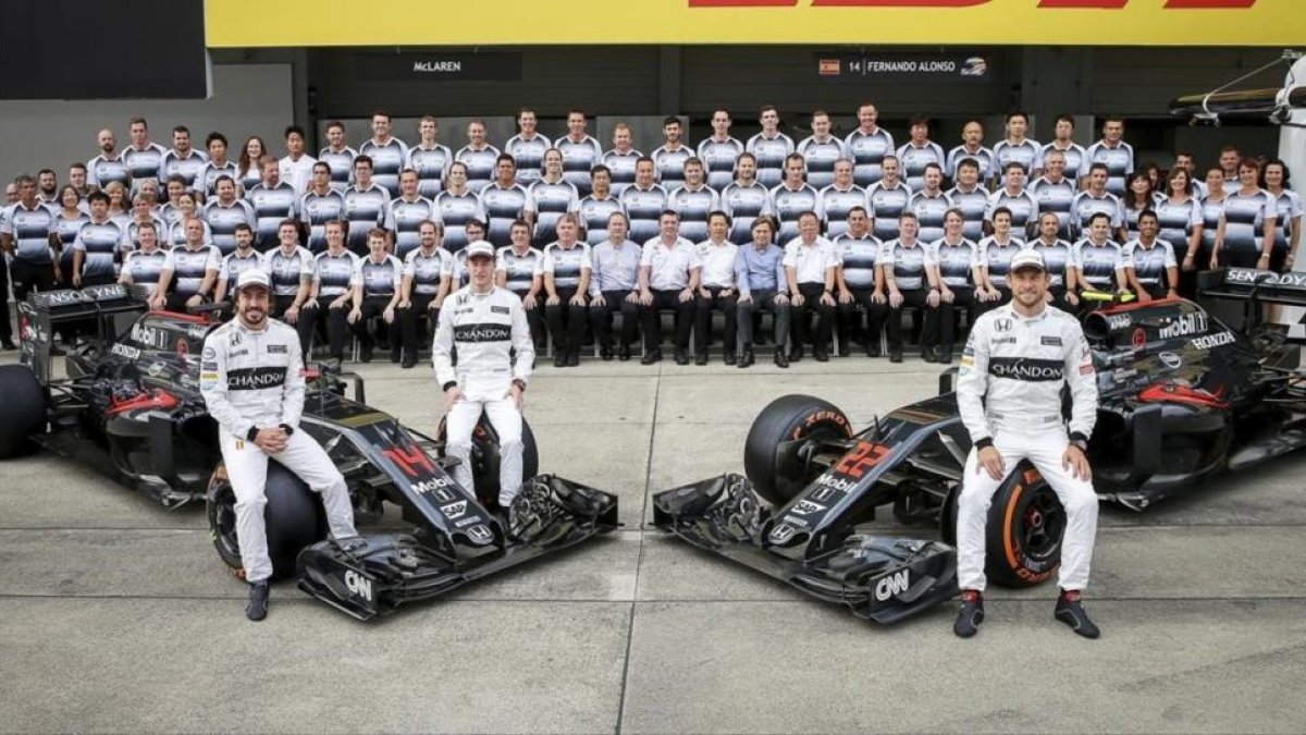 Fernando Alonso, el belga Stoffel Vandoorne y el britanico Jenson Button posan en el circuito de Suzuka.