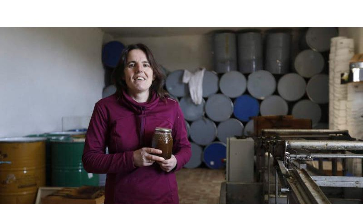 La explotación apícola de Cristina García Gutiérrez en Filiel completa la labor que las abejas hacen en la colmena con los trabajos de extracción de la miel y fundición de la cera que la apicultora desarrolla en la antigua nave de ovejas transformada en su ‘labotarorio’ con el ingenio de su marido, José Arce.