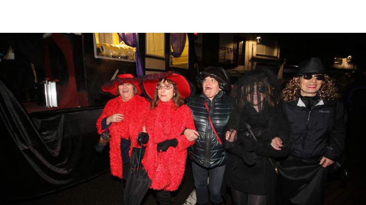 Un grupo de plañideras disfrazadas, ayer noche en el cortejo del entierro de la sardina por las calles de Cacabelos. l. de la mata