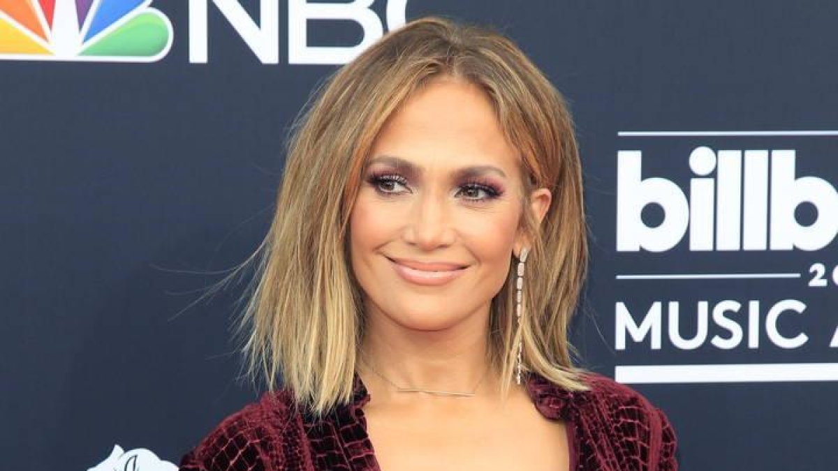 Jennifer López siempre se ha mostrado orgullosa de sus raíces latinas y humildes en el Bronx. Hoy sigue cosechando éxitos en la música y en el cine y está a punto de casarse con su novio actual, el ex jugador de béisbol Álex Rodríguez.
