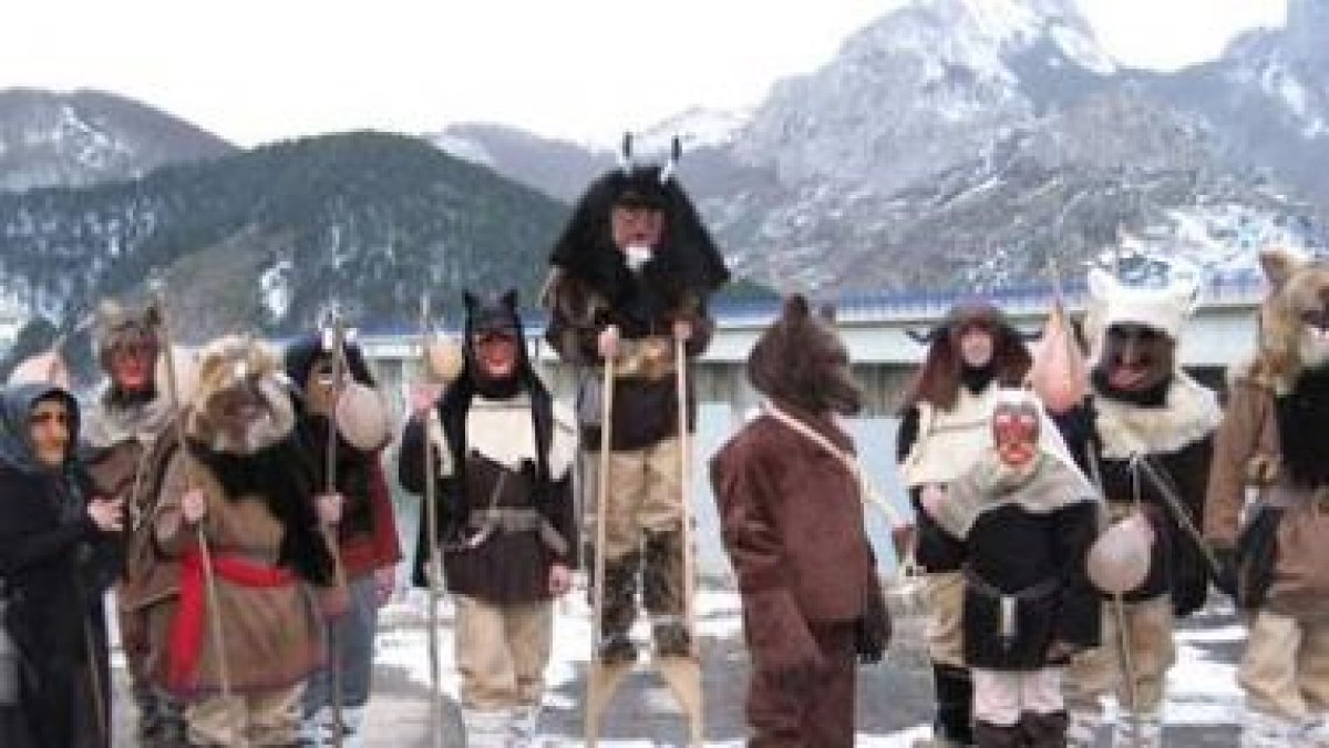 Diversos disfraces de zamarrones con sus cencerros.