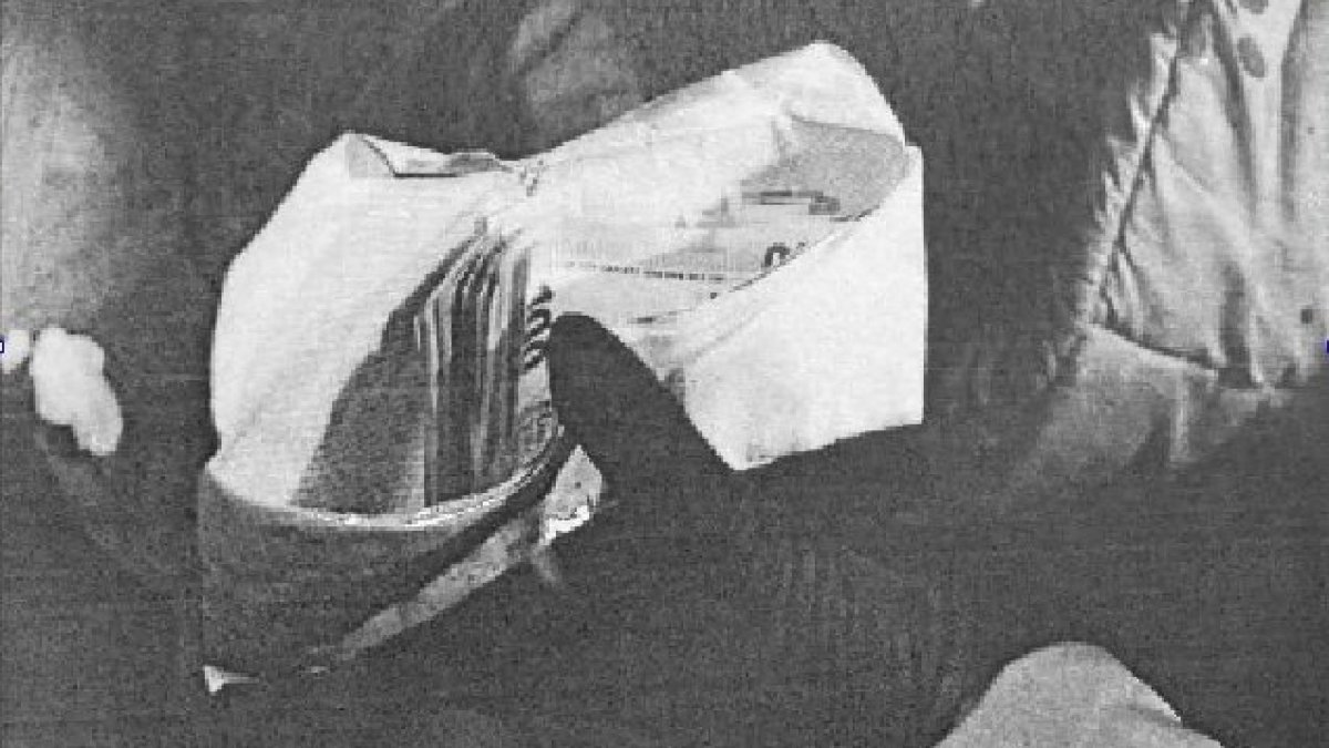 Este sobre con dinero fue entregado a la Policía por la esposa del vecino que ahora queda al margen de la investigación. Se presupone que los billetes pertenecían a la víctima. DL