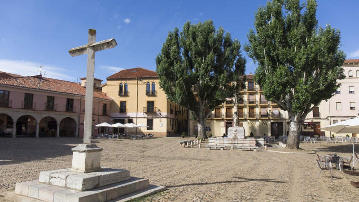 La arena se acumula en las canales de la plaza del Grano por las que se evacúa el agua cuando llueve. FERNANDO OTERO
