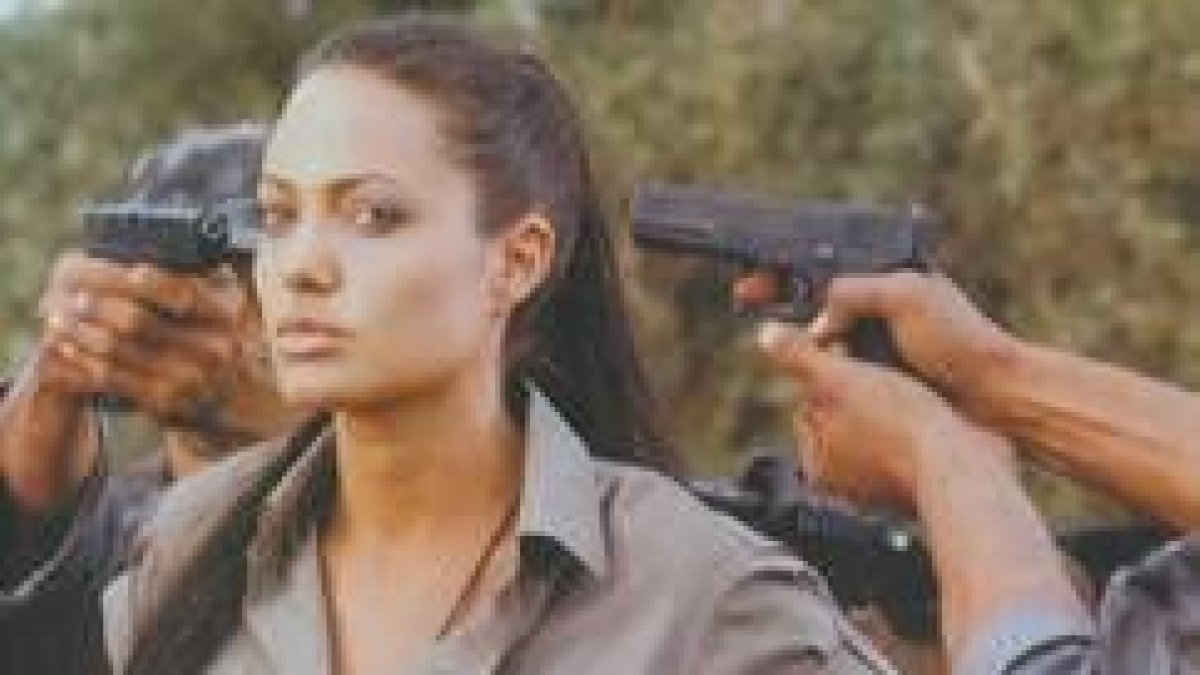 La actriz Angelina Jolie en el papel de la intrépida Lara Croft