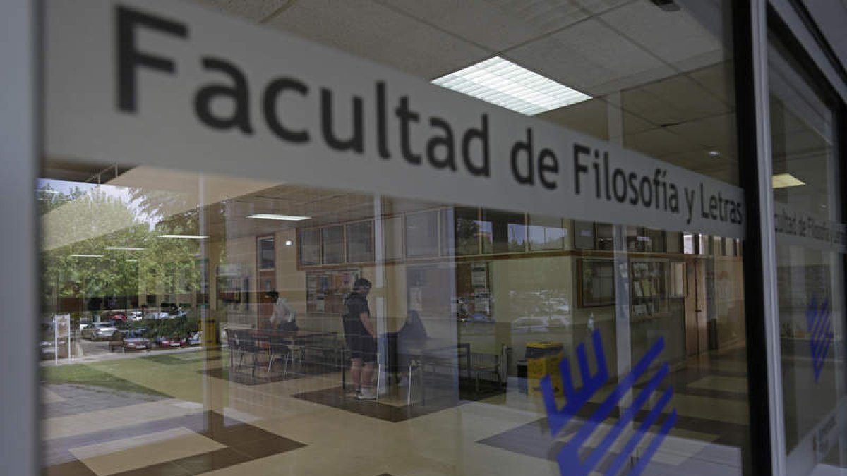 El máster, de carácter semipresencial, se imparte en la Facultad de Filosofía y Letras en el Campus de Vegazana. FERNANDO OTERO
