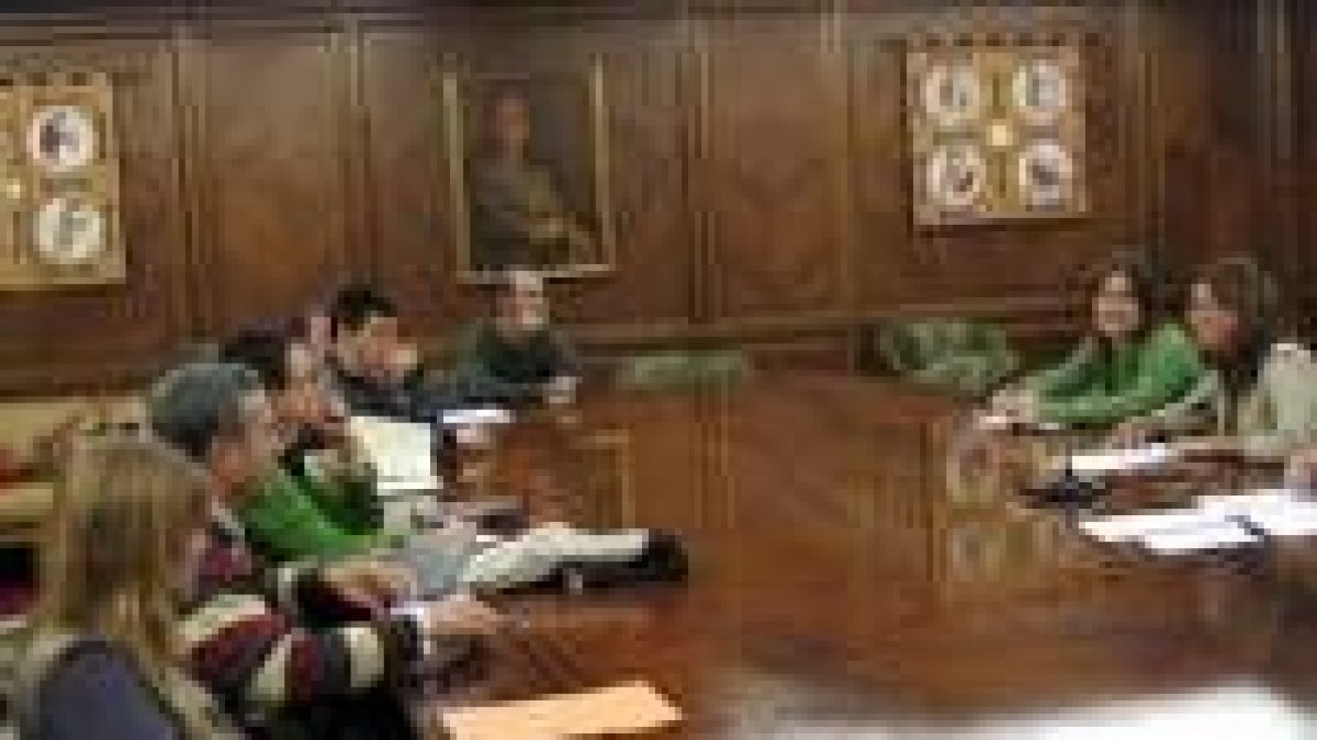 Travesí y María Rodríguez, con los representantes de IPG y DO de León
