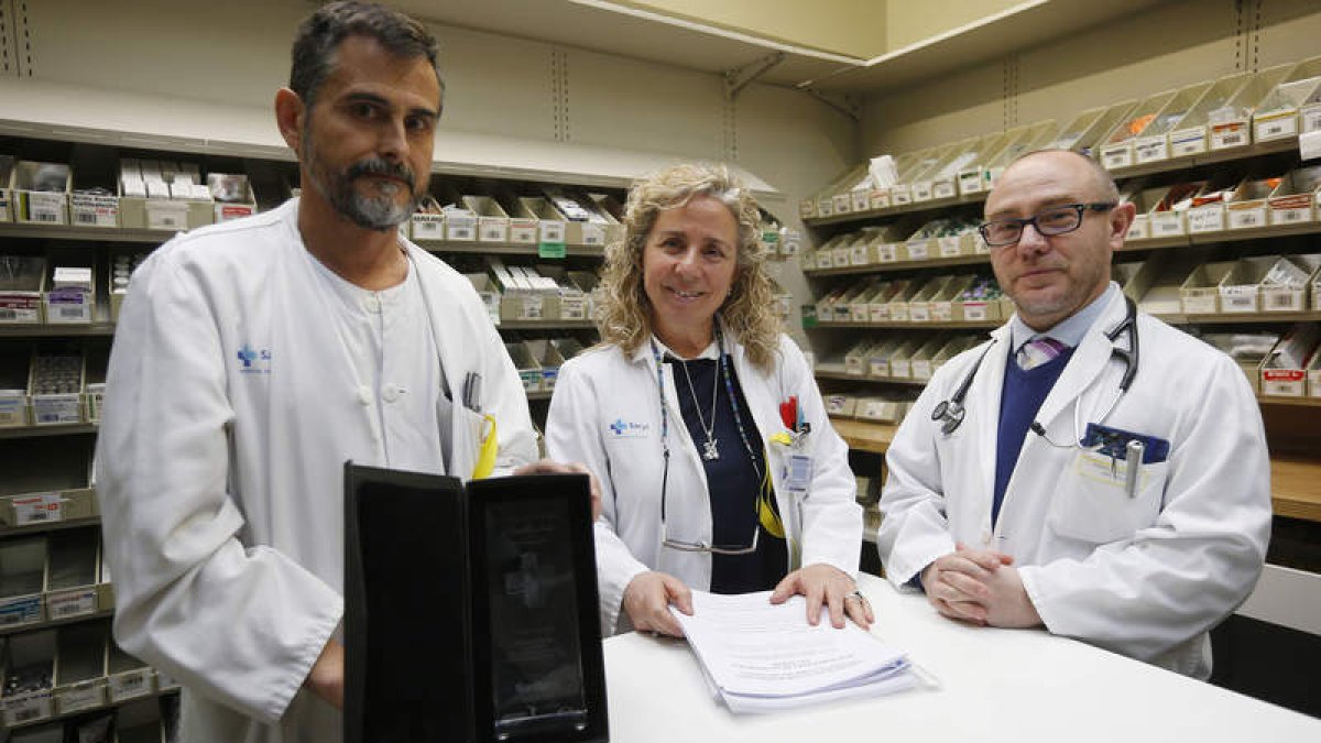 Juan Ortiz, jefe de Farmacia; Belén Matilla, responsanble de la consulta; y Andrés García Palomo, jefe de Oncología.