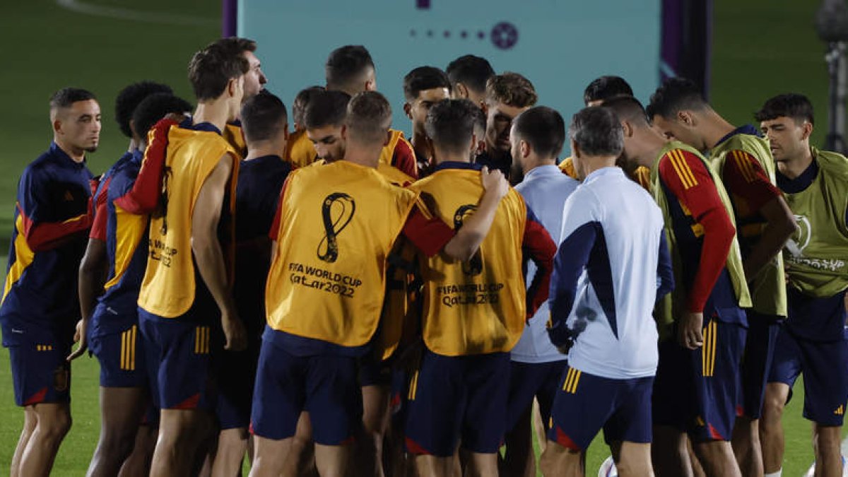 La selección española se conjuró en el último entrenamiento antes de debutar hoy con Costa Rica. J. MARTÍN