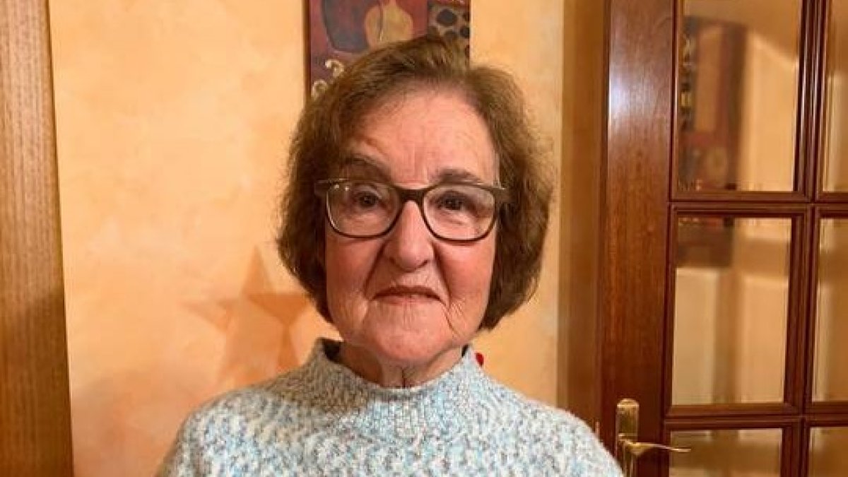 Consolación Carbajo muestra los 10.000 euros de su premio. DL