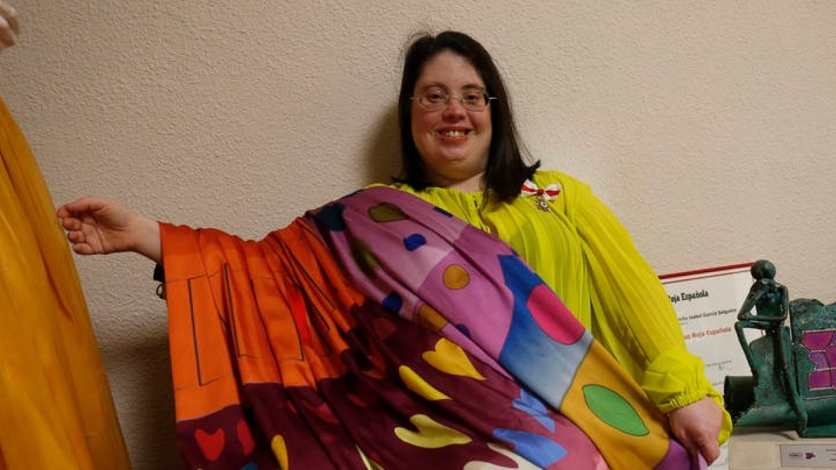 La primera diseñadora española con síndrome de Down, Lady Isabel, inaugura una serie en el Diario de León de doce experiencias de superación en la provincia. Uno cada mes. Tras diez años de desfiles, Isabel quiere centrar su proyecto en León. FERNANDO OTERO