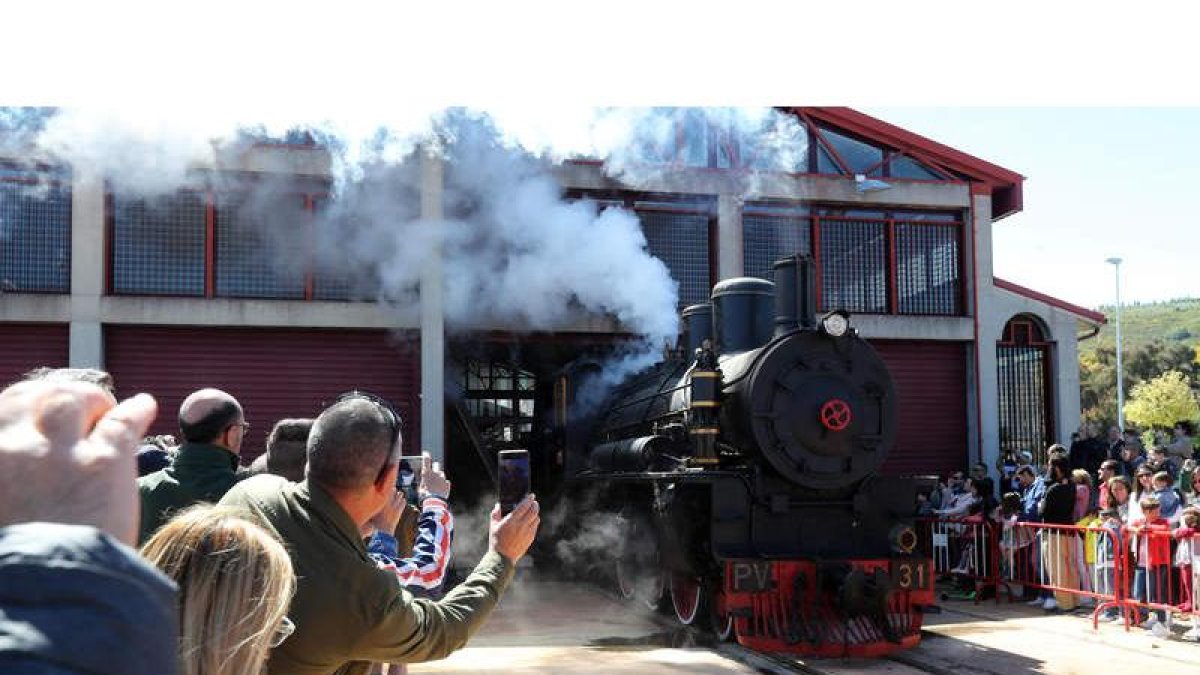 La emblemática locomotora salió y entró en el hangar del Museo del Ferrocarril repetidamente. ANA F. BARREDO