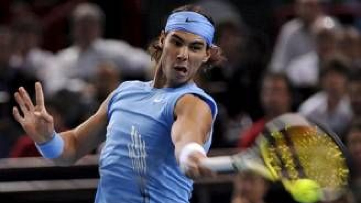 Rafael Nadal en acción frente al tenista francés Gael Monfils