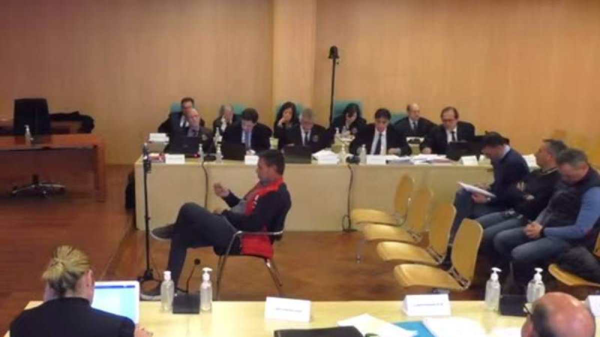 Viñayo, durante sus respuestas a los abogados de las defensas, al fondo. DL