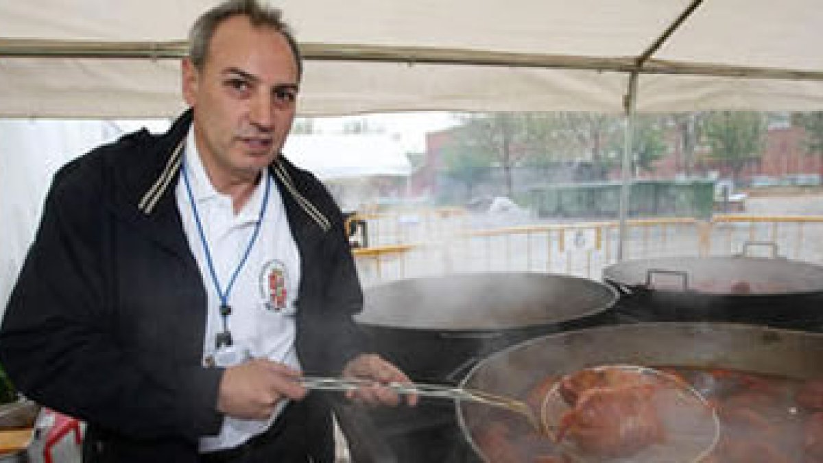 Carlos Martínez muestra uno de los ocho mil botillos que se repartieron.