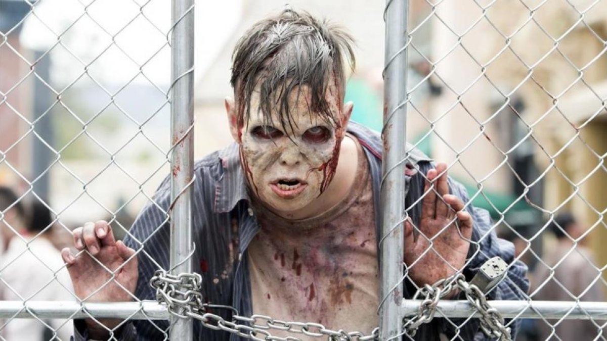 Un actor caracterizado como zombie en el parque temático de la Universal 'The walking dead'.