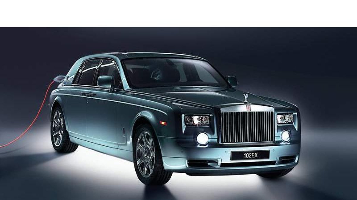En 2011, el Phantom EE sustituía el ‘tradicional’ V12 de 6.75 litros (gasolina), y la caja de cambios, por un paquete de baterías de litio y dos motores eléctricos montados en el subchasis trasero que, unidos a un cambio de una velocidad, rendían 389 CV (290 kW), frente a los 453 CV (338 kW) del V12 de la época. rr