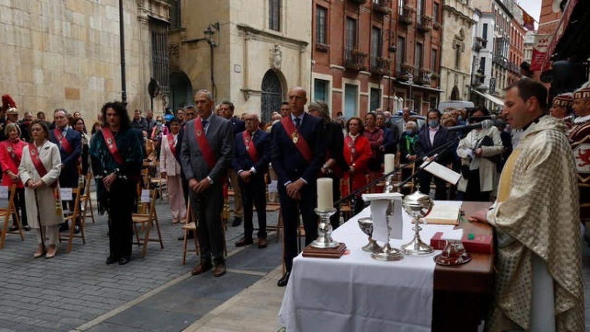 Misa por San Juan con la corporación municipal en la capilla del Cristo de la Victoria. FERNANDO OTERO