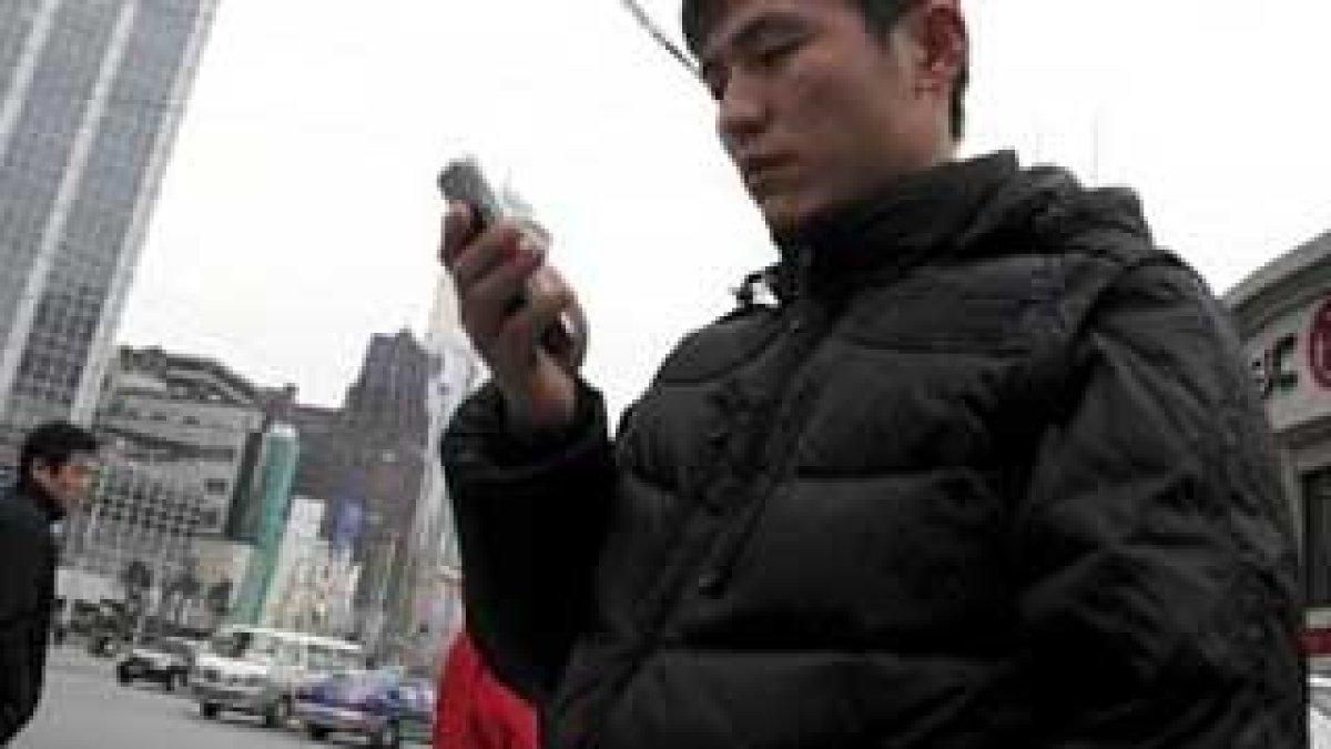 Un hombre usa su teléfono móvil.