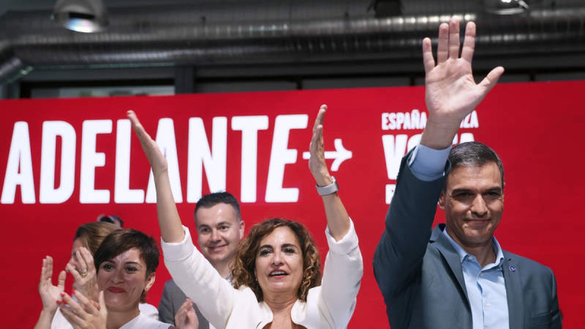 Pedro Sánchez con las ministras Isabel Rodríguez y María Jesús Montero, ayer. MARISCAL