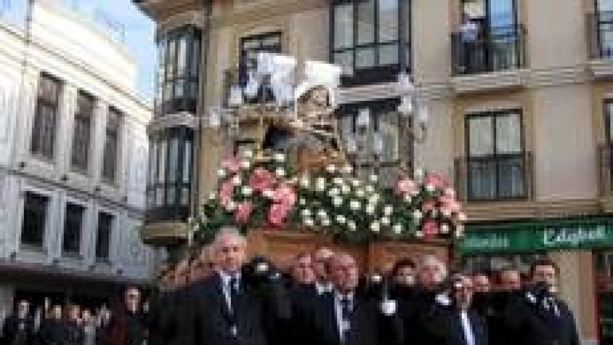 La Virgen de los Dolores en un momento de su recorrido por Astorga