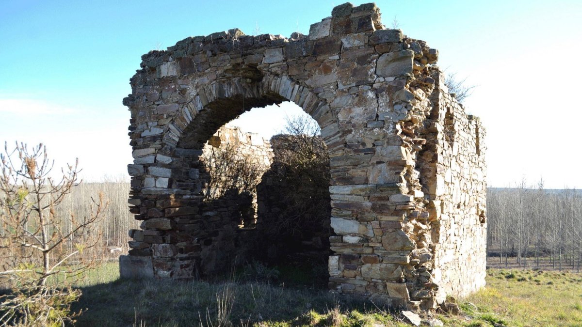 Estado de la ermita románica de Santa Marina, en Celada de la Vega. ANTONIO CORDERO CASTRO / HISPANIA NOSTRA
