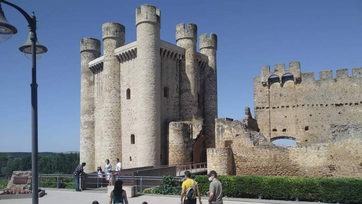 El castillo de Valencia de Don Juan es uno de los principales reclamos turísticos de la provincia. DL