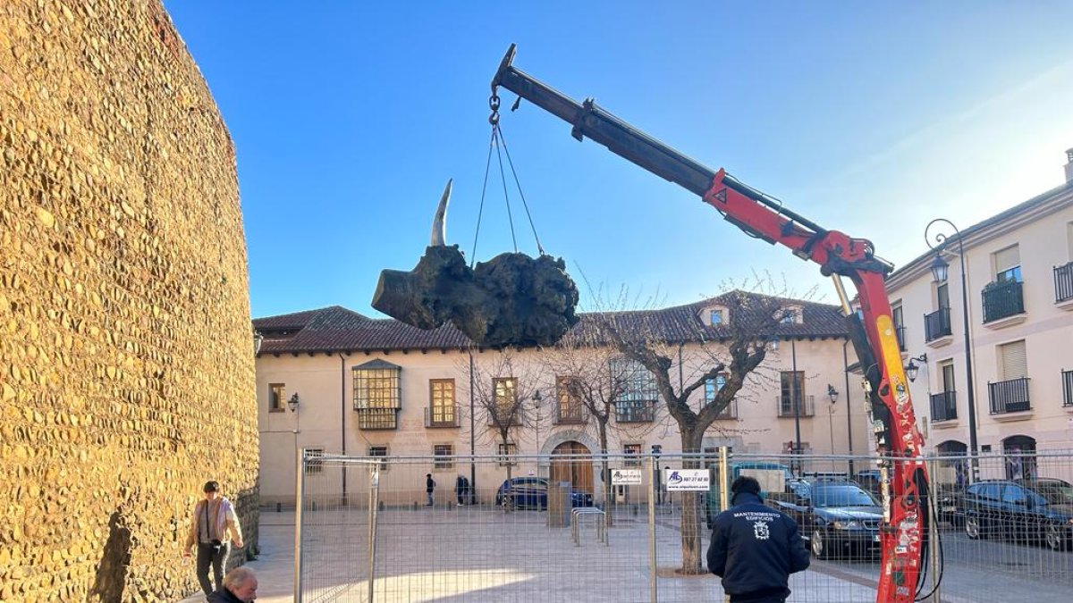 Operarios municipales proceden al vallado de la estatua de Eduardo Arroyo. DL