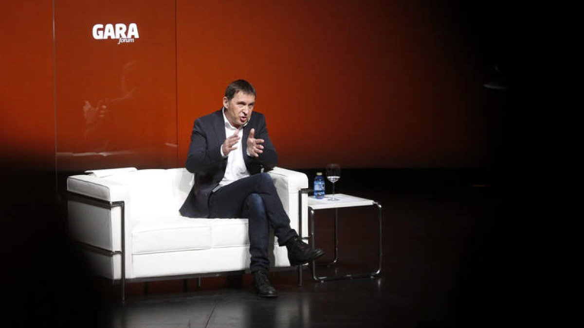 El dirigente abertzale Arnaldo Otegi interviene en un foro organizado por el diario ‘Gara’. JUAN HERRERO