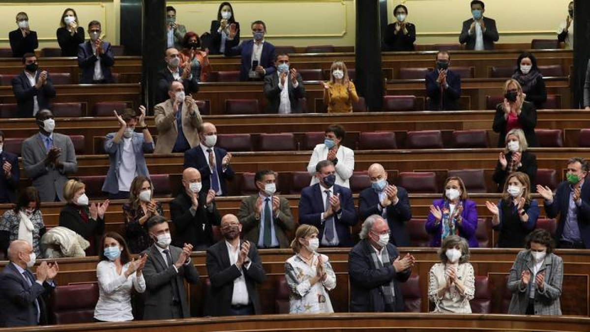 plausos de los diputados del PSOE a la diputada Maria Luisa Carcedo, tras la aprobación. KIKO HUESCA