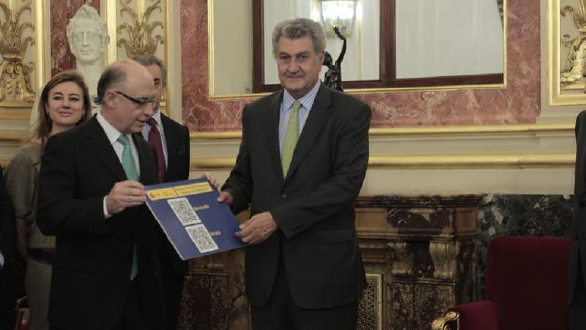 El ministro de Hacienda hace entrega de los Presupuestos al presidente del Congreso.