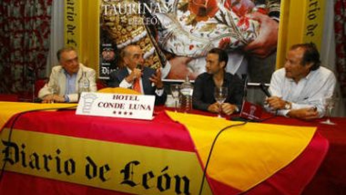 Felipe Zapico, Manuel Illana, Enrique Ponce y Fernando Domecq, en el transcurso de la tertulia de la