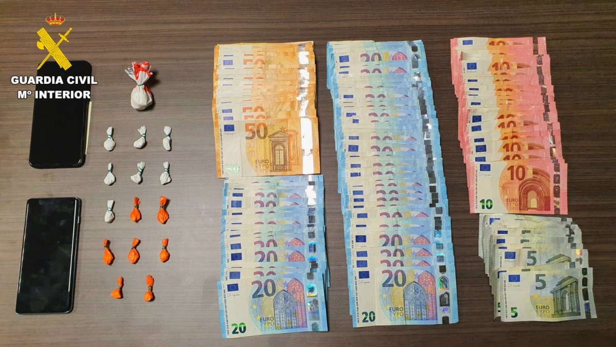 Dinero y sustancia estupefaciente decomisada en El Bierzo. DL