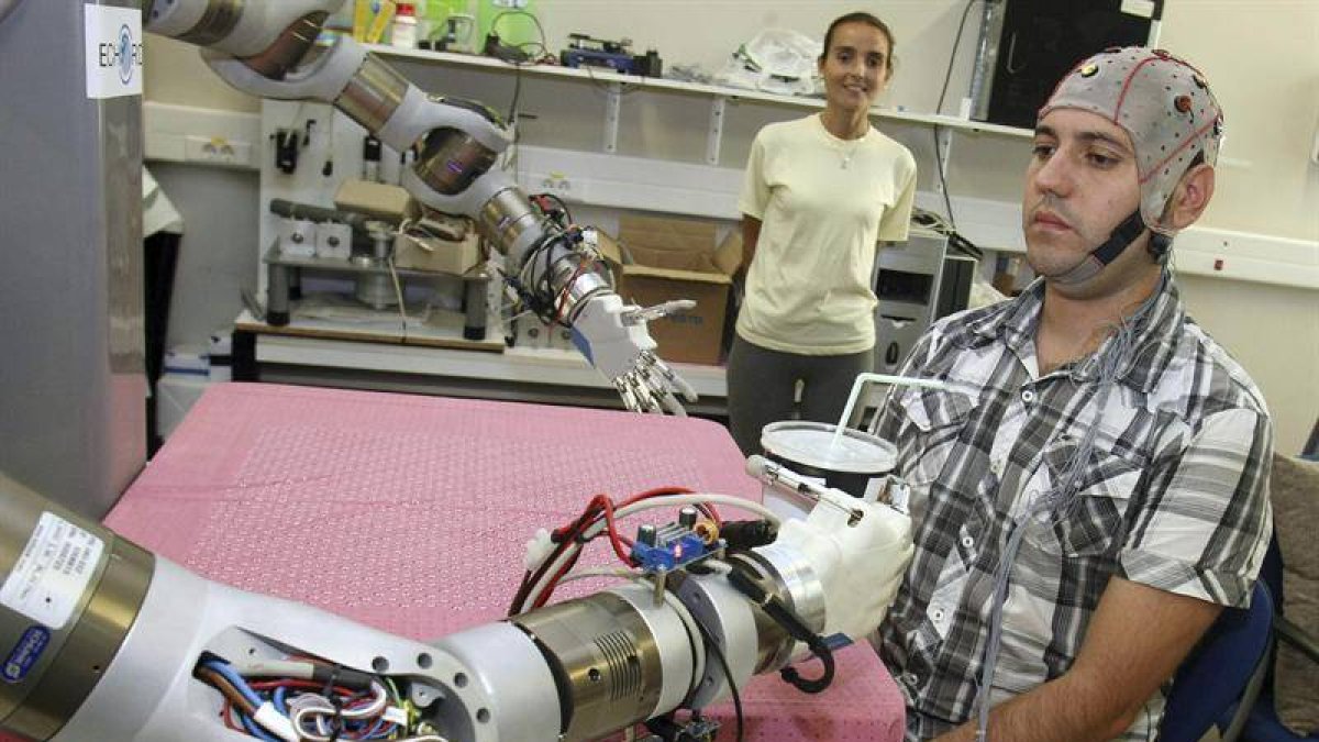 Investigadores de la Universidad Miguel Hernández (UMH) de Elche trabajan desde hace más de un año en el desarrollo de un robot cuyos movimientos serán controlados a partir de la actividad cerebral de una persona. El objetivo de este trabajo es mejorar la