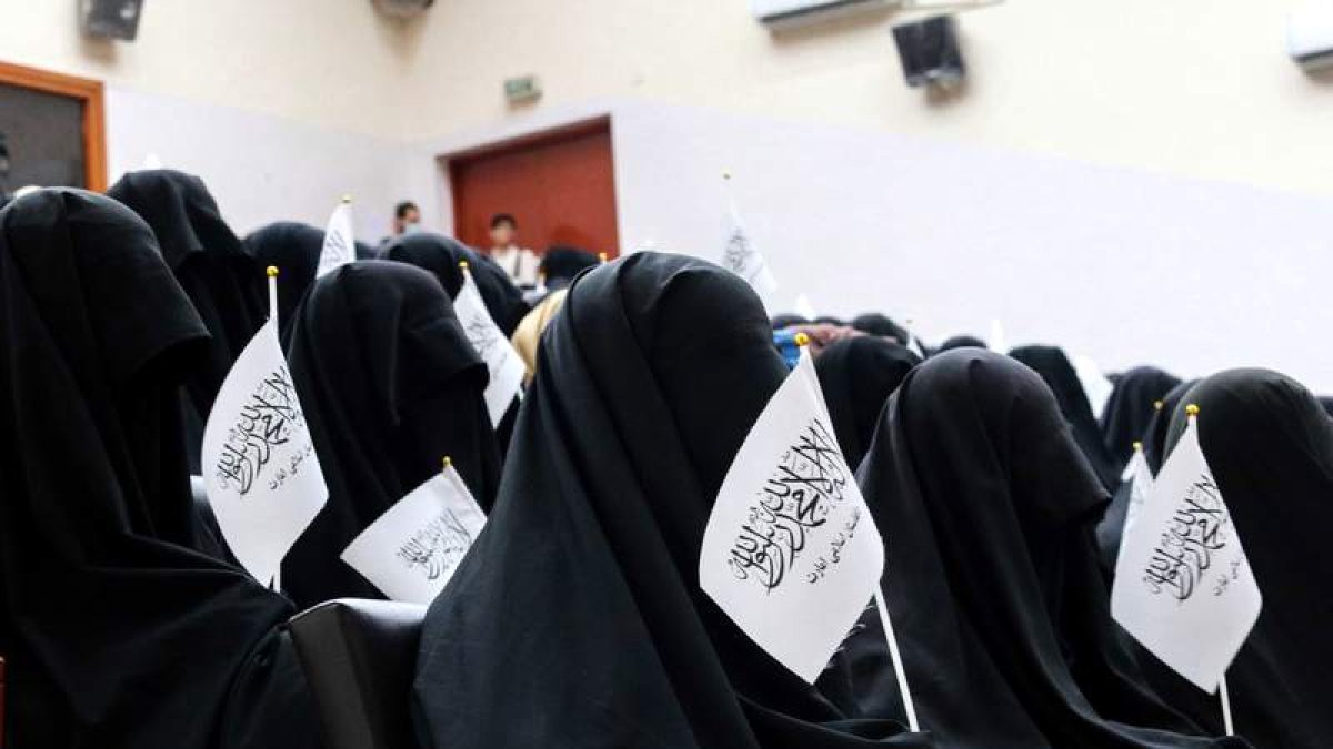 Jóvenes afganas a favor de los talibanes ayer, en la Universidad de Educación en Kabul. STRINGER