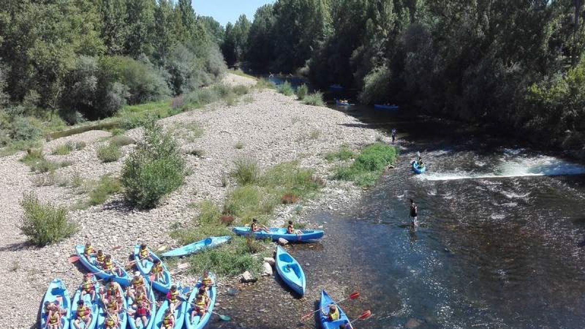 Una de las paradas realizadas en el río por uno de los grupos. DL